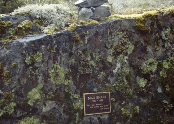 Max Smart memorial plaque, Matakitaki valley