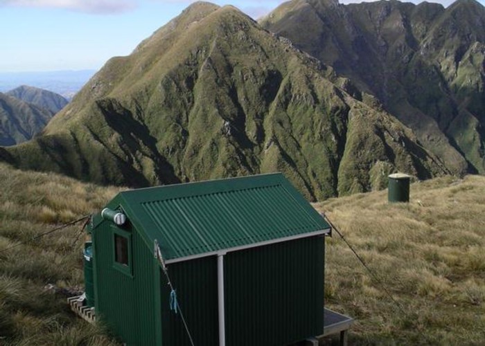 Arete hut with Bannister behind