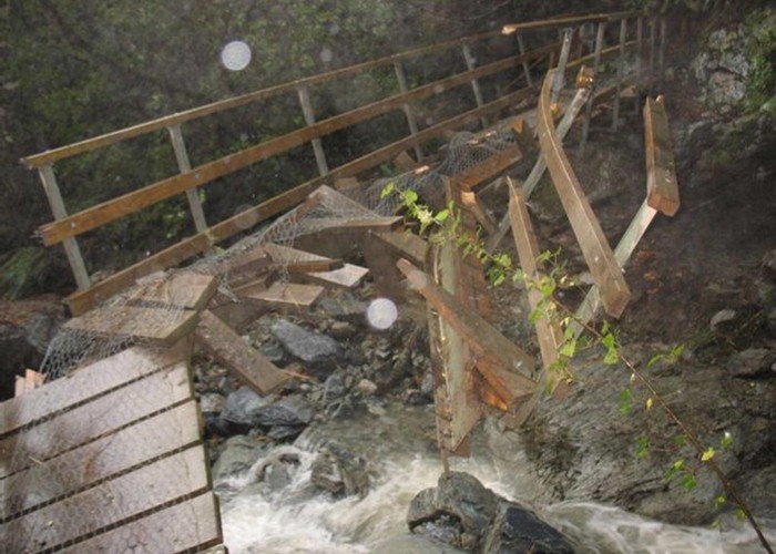 Damaged bridge between Routeburn Falls and Routeburn Flats Huts