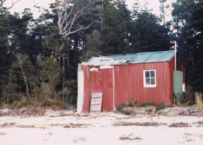 "Old" Lake Poteriteri hut (Removed)  1982